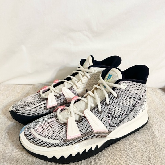 Nike Kyrie 7 Pale Ivory White/Blue/Pink size 11.5 MEN’S BASKETBALL SHOES - Picture 3 of 9